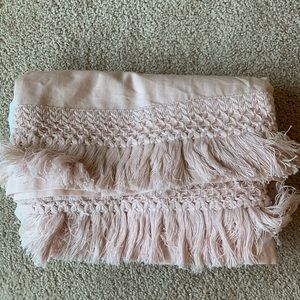 RH Macrame crib skirt in petal